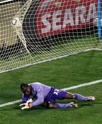 Ghanian goalie Richard Kingson misses the shot